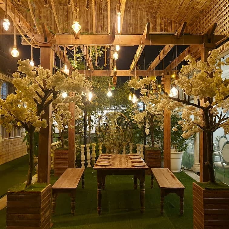 گل آرایی زیبا در محوطه فضای باز سالن عقد نیکی