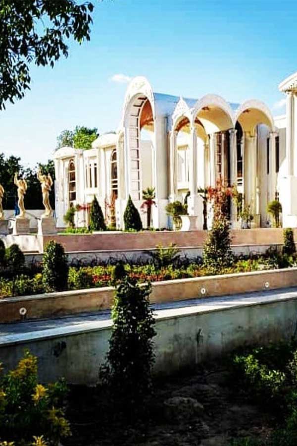 نمای لوکس باغ تالار عمارت هیلان در روز