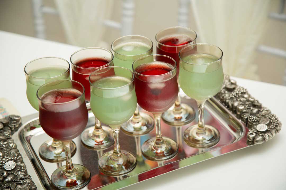 سرو نوشیدنی طبیعی در سالن عقد مهرگان (اندرزگو)