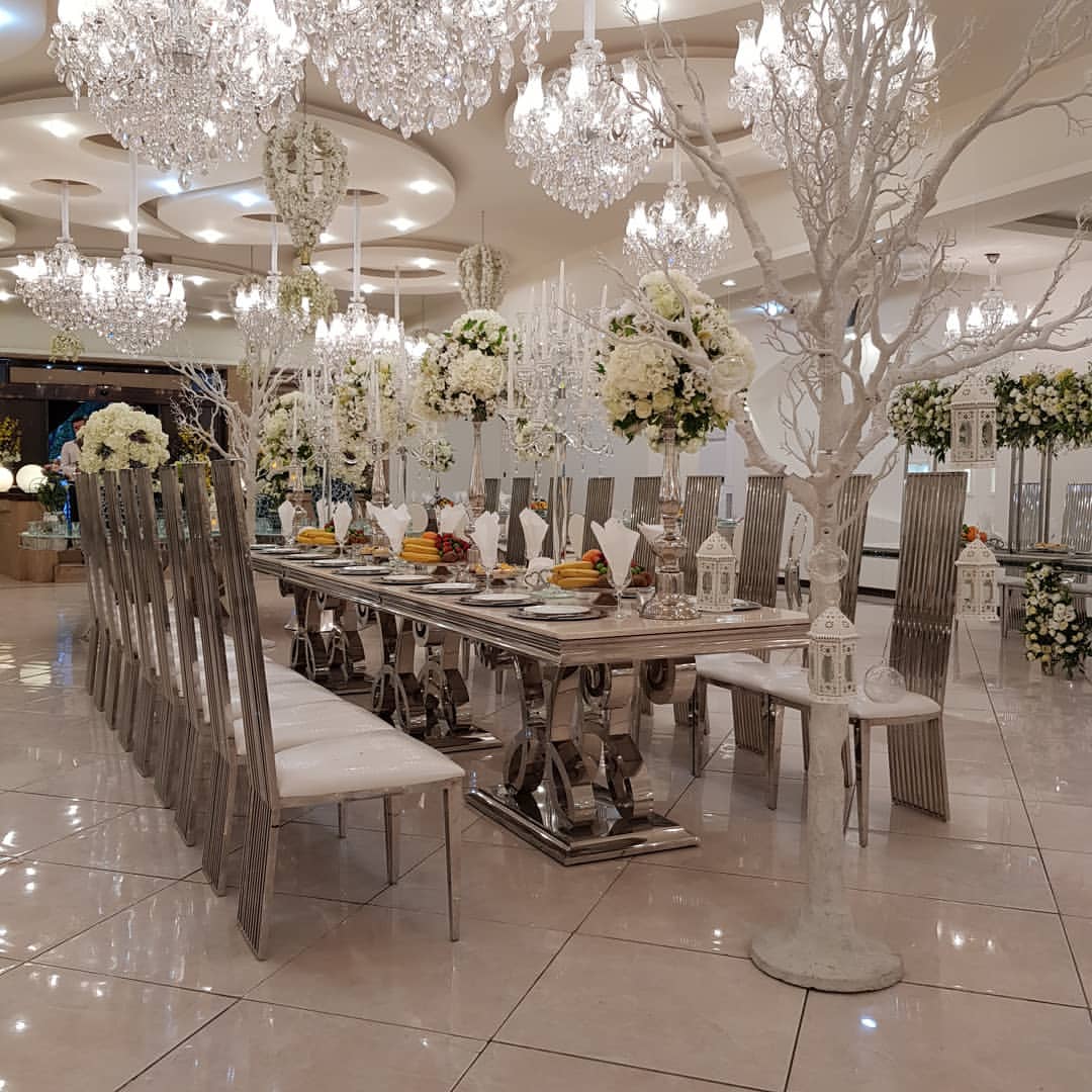 چیدمان میز میهمانان ویژه در سالن مجلل باغ تالار صدرا