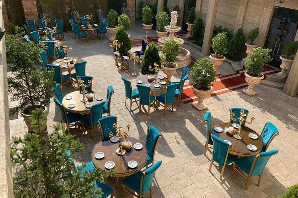 چیدمان میزها در فضای باز تالار پذیرایی عمارت آریایی