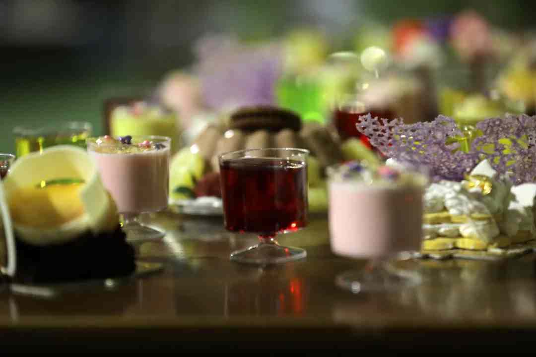 شمع‌آرایی رمانتیک باغ تالار پذیرایی دشت شقایق برای مراسم عروسی