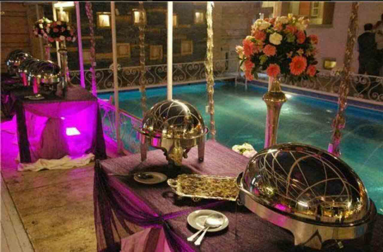 میز سرو شام در کنار استخر باغ تالار سعادت