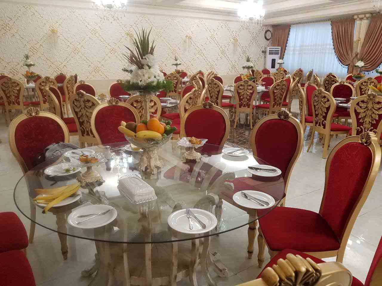 میز و صندلی‌های شیک باغ تالار کاظمی با چیدمان مدرن
