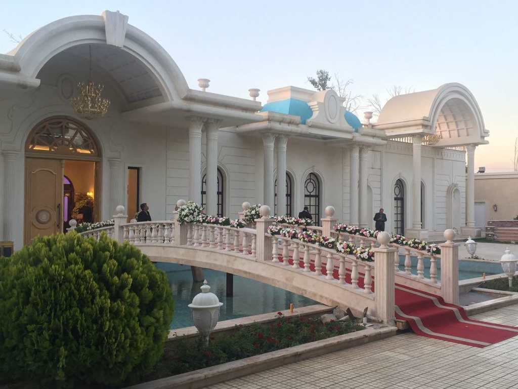 نمای ورودی و پل باغ تالار عقیق