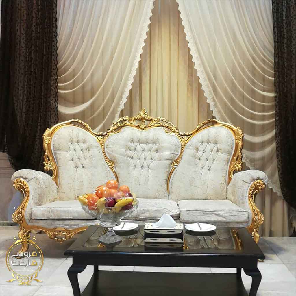 جایگاه تزئین‌شده عروس و داماد در تالار پذیرایی تچرا