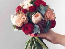 مدل دسته گل عروس با گل های سفید قرمز و صورتی