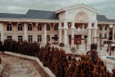 تصویر بند انگشتی نمای بیرونی عمارت سام با معماری مدرن و جذاب
