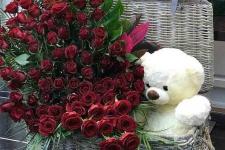 تصویر بند انگشتی باکس گل مناسبتی همراه با عروسک گالری گل خوشه
