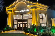 تصویر بند انگشتی نمای بیرون سالن تشریفاتی باغ تالار ریورساید با نورپردازی حرفه‌ای و دکوراسیون لوکس
