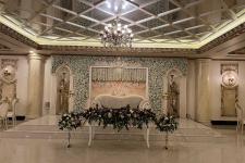 تصویر بند انگشتی جایگاه تشریفاتی عروس و داماد در باغ تالار عمارت ریورساید با دیزاین مجلل