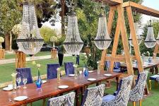 تصویر بند انگشتی چیدمان میزهای فضای باز با دکوراسیون لاکچری در هیلان